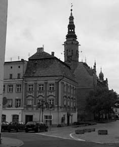 Rynek z ratuszem w tle